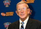 Lou Holtz, Michigan'daki iddia edilen tabela hırsızlığının 'yasadışı' olduğunu söyledi ve Jim Harbaugh'un sezon ortasında uzaklaştırma kararı iptal edildi