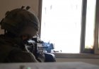 İsrail askerleri, kapı kenarındaki çatışmada Hamas teröristlerini öldürdükten sonra El Şifa Hastanesi'ne girdi