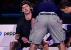 Tenis yıldızı Andrey Rublev, Carlos Alcaraz'a karşı aldığı şiddetli yenilginin ardından kan kaybediyor
