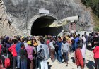 Hintli kurtarma ekipleri çöken tünelde mahsur kalan işçilere ulaşmak için molozları deliyor