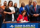 Vali Kathy Hochul, daha önce hüküm giymiş New Yorkluların sabıka kayıtlarını mühürleyen 'Temiz Sayfa' yasasını imzaladı