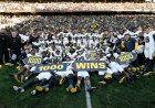 Michigan 1000 oyun kazanan ilk program oldu ve Jim Harbaugh'un yasağı devam ederken namağlup kalmayı sürdürüyor