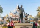 Disneyland elektrik direği şiddetli rüzgar nedeniyle devrildi, misafirleri yaraladı