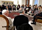 Rehine aileleri, Vatikan basın toplantısında gazetecilerin İsrail ile Hamas arasında 'yanlış denklik' kurmasını azarladı