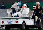 Dolphins oyuncusu Jevon Holland, Jaelan Phillips'in Aşil sakatlığı geçirmesinin ardından stadyumun 'çöp' çimlerini yırttı