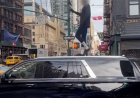 NYC'de araba hırsızlığı şüphelisi otobüsün önünde yatıyor, SUV'un üzerinde duruyor: 'Neredeyse 4 kişiyi öldürüyordu'