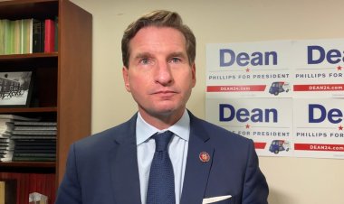 Biden'ın uzun süredir rakibi olan Dean Phillips, kampanyasının Siyah seçmenlere saygısızlık olduğunu söyleyerek Demokrat liderlerini azarlıyor
