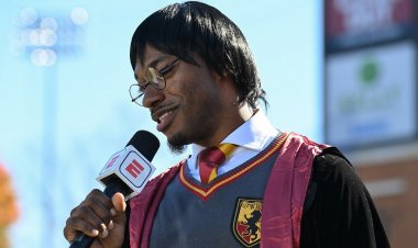 Eski NFL yıldızı Robert Griffin III, Cadılar Bayramı'nda şeker mi şaka mı yaparken gördükleri karşısında şaşkınlığını ifade ediyor