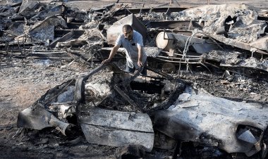 İtfaiyeciler orman yangınlarını kontrol altına almaya çalışırken CA evleri risk altında kalıyor