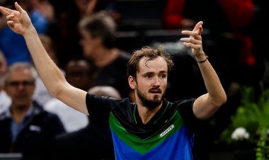 Rus tenis yıldızı Daniil Medvedev, Paris Masters'taki sinir krizi sırasında kaba bir jest yapıyor gibi görünüyor
