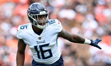 Titanların Treylon Burks'u sahaya kafa vurduktan sonra hareketsiz yatarak sahadan dışarı fırladı