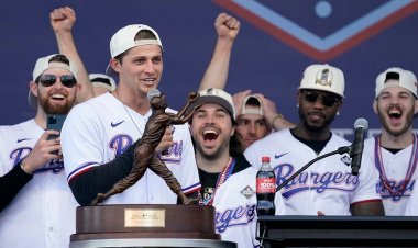 Dünya Serisi MVP'si Corey Seager, Rangers'ın geçit töreni sırasında Astros'tan Alex Bregman'a gölge düşürdü