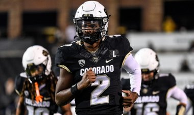 Colorado'lu Shedeur Sanders, Oregon Eyaleti'ne mağlup olduktan sonra muhabirin 'kurulum sorusunu' yırtıp attı