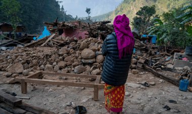 Depremden etkilenen Nepal köylerinde hayatta kalanlar enkaz altından eşyalarını kurtarırken yardımlar damlıyor