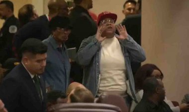 Kutsal şehir statüsüyle ilgili Chicago Belediye Meclisi toplantısında kaos patlak verdi