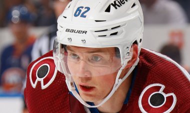 NHL yıldızı Artturi Lehkonen, Avalanche maçında kafa kafaya korkunç çarpışmanın ardından hastaneye kaldırıldı