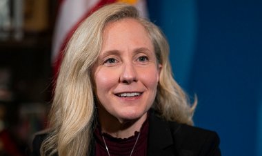 Virginia Demokrat Temsilcisi Abigail Spanberger, valiliğe aday olmak için swing bölgesinden ayrılacak