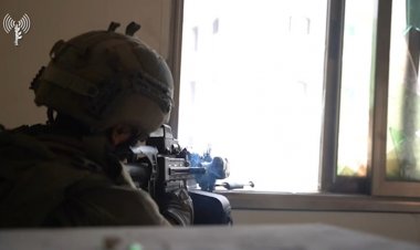 İsrail askerleri, kapı kenarındaki çatışmada Hamas teröristlerini öldürdükten sonra El Şifa Hastanesi'ne girdi