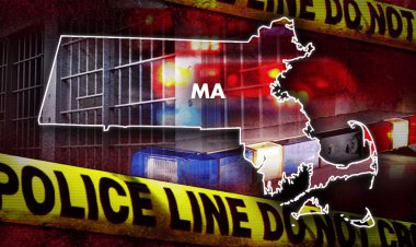 Boston bölgesi otoyolu, çok sayıda aracın karıştığı kazada petrol tankerinin devrilmesinin ardından kapatıldı