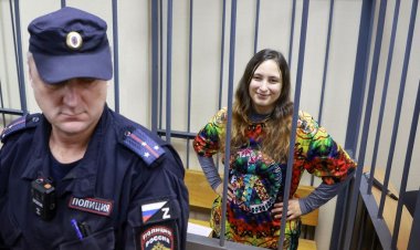 Rus sanatçı savaş karşıtı protesto nedeniyle yedi yıl hapis cezasına çarptırıldı