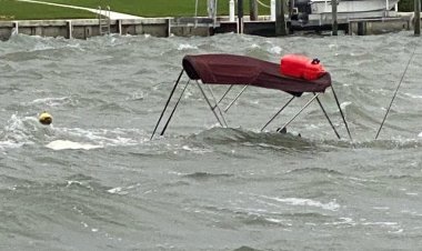 Florida'da sert hava nedeniyle batan tekneden 2 kişi kurtarıldı: polis