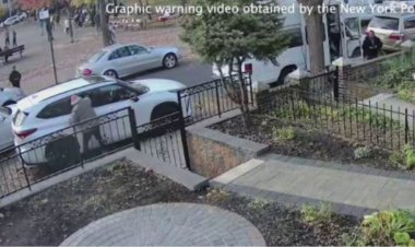 Araba hırsızlarını durdurmaya çalışırken adam ölümcül bir şekilde BMW'nin kaputundan fırladı