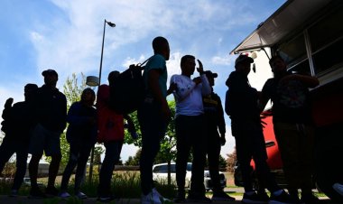 Denver, göçmenleri ABD'nin diğer bölgelerine taşımak için milyonlar harcıyor