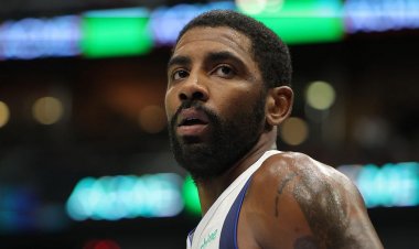 Mavericks'ten Kyrie Irving maç sonrası basın toplantısında keffiyeh giydi