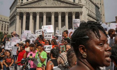 New York'un en yüksek mahkemesi polis tarafından boğulmayı ve diyaframa baskı yapılmasını yasaklayan yasayı onayladı