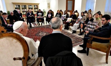 Rehine aileleri, Vatikan basın toplantısında gazetecilerin İsrail ile Hamas arasında 'yanlış denklik' kurmasını azarladı
