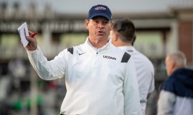 UConn'dan Jim Mora, NIL katkılarına karşı çıkan 'hak sahibi' hayranlara saldırdı