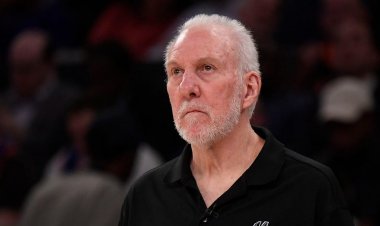 Spurs koçu Gregg Popovich, çılgın sahnede yuhalayan taraftarlara maç ortasında arena mikrofonu üzerinden seslendi
