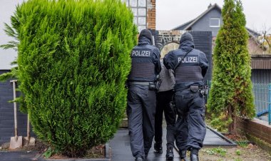 Alman polisi, 200'den fazla göçmeni Avrupa'ya kaçırmakla suçlanan 2 kişiyi tutukladı