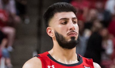 Üniversiteli basketbolcu, maç sırasında kendisine "terörist" dediği iddia edilen hayranıyla yüzleşti