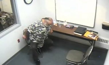 Cinayet zanlısı sorgu odasında yalnız bırakıldı ve vücut fonksiyonları kontrolden çıktı: video