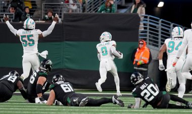 Dolphins'ten Jevon Holland, Black Friday maçının ilk yarısını 99 yarda altılıyla tamamladı