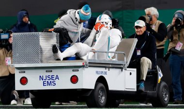 Dolphins oyuncusu Jevon Holland, Jaelan Phillips'in Aşil sakatlığı geçirmesinin ardından stadyumun 'çöp' çimlerini yırttı