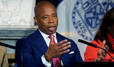 NYC Belediye Başkanı Eric Adams, öğrencilerin öğretmeni ofiste saklanmaya zorlayan 'aşağılık antisemitizm gösterisini' eleştiriyor