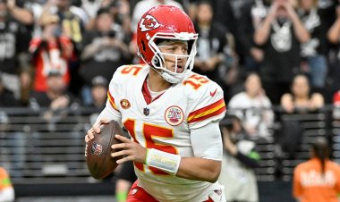 Chiefs 14 puanlık açıktan Raiders'ın zirvesine yükseldi