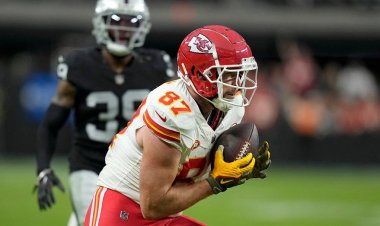 Chiefs'ten Travis Kelce, Raiders'ı yenerek seride tarih yazıyor