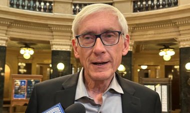 Wisconsin Valisi Evers, beyzbol Hall of Famer'ın adının eyalet e-postasında kullanılması nedeniyle incelemeyle karşı karşıya