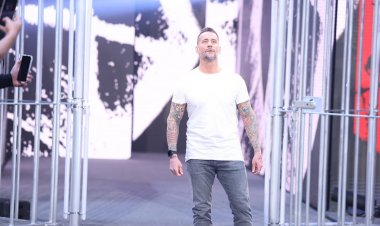 CM Punk, 'Monday Night Raw' karşılığında WWE hayranlarına sesleniyor: 'Evdeyim'