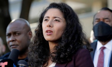Teksaslı yargıç Lina Hidalgo, Başkan Yardımcısı Kamala Harris'le yaptığı ziyaretin ertesi günü görevi kötüye kullanma şikayetiyle tokatlandı