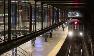 New York metro çalışanı trenin altında sürüklendikten sonra öldü