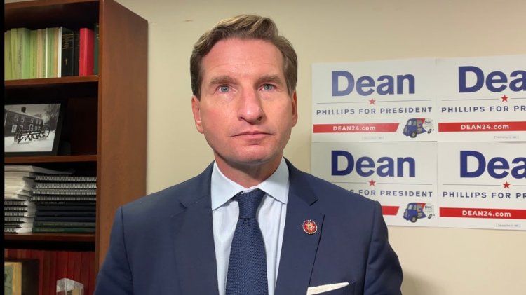Biden'ın uzun süredir rakibi olan Dean Phillips, kampanyasının Siyah seçmenlere saygısızlık olduğunu söyleyerek Demokrat liderlerini azarlıyor