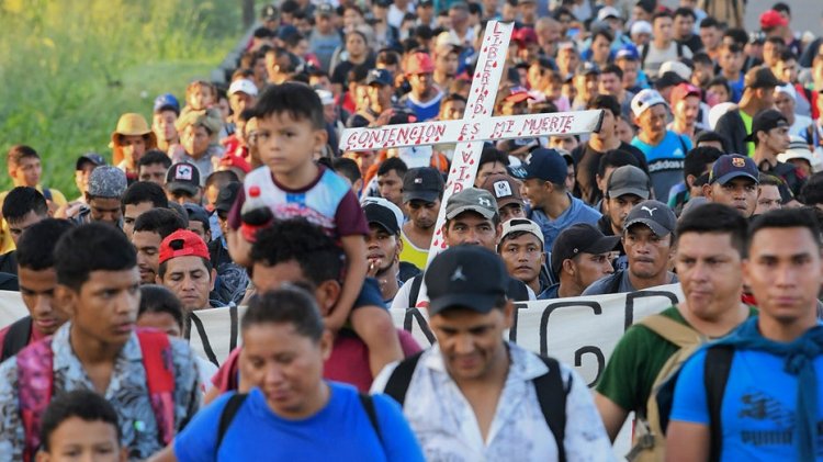 Göçmen kervanı organizatörü, Latin Amerika uluslarının 'ABD'ye karşı komplo kurduğunu' ve sınır krizini 'kışkırttığını' iddia ediyor