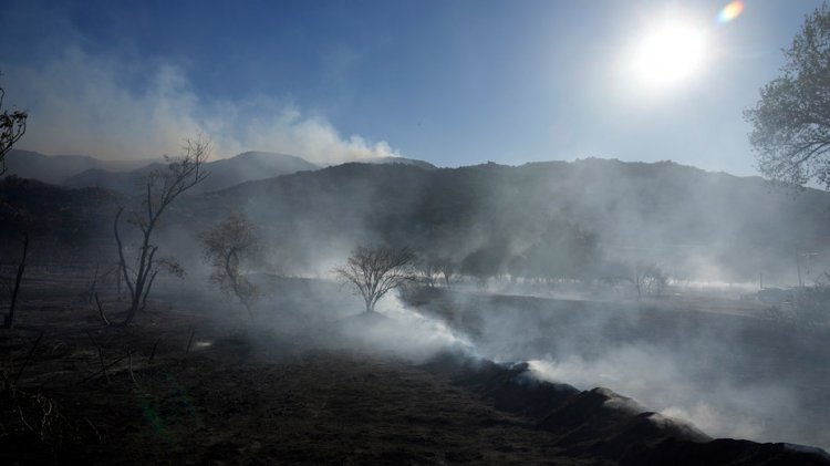 Ekipler Güney Kaliforniya'daki orman yangınına karşı mütevazı bir ilerleme kaydetti