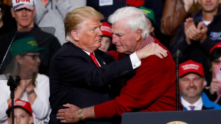 Trump, 'büyük adam' Bob Knight'ı anıyor: 'Çivi kadar sert ama kocaman bir yürek'