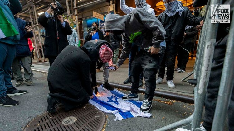 Filistin yanlısı protestocular New York'ta İsrail bayrağını ateşe verdi, Hamas terör kurbanları için el ilanlarını çiğnedi