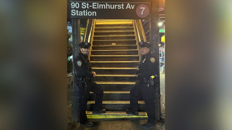 NYPD memurları Queens'te metro raylarına düşen askıyı kurtardı